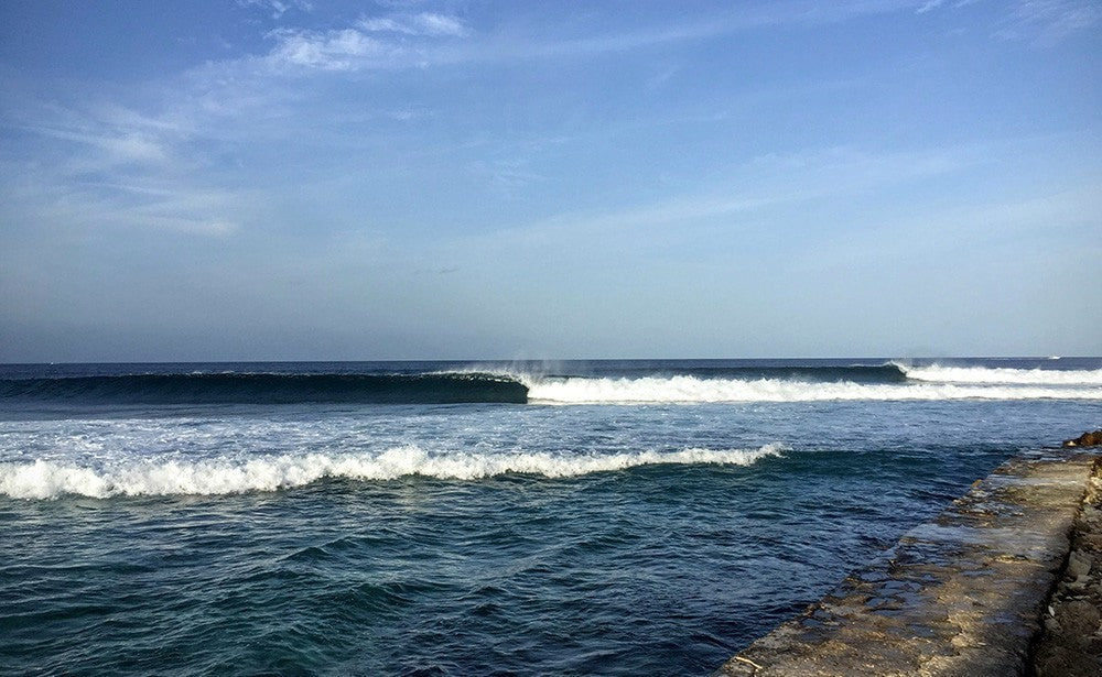 Waves Tide. Anantara Veli, Maldives, Luxury Surfing