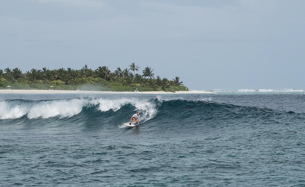 Beach Petrols, Surfing Laamu
